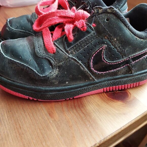 Nikes kids  size 10 child VGC  6.5 inchs long from toe to heel - Picture 1 of 4
